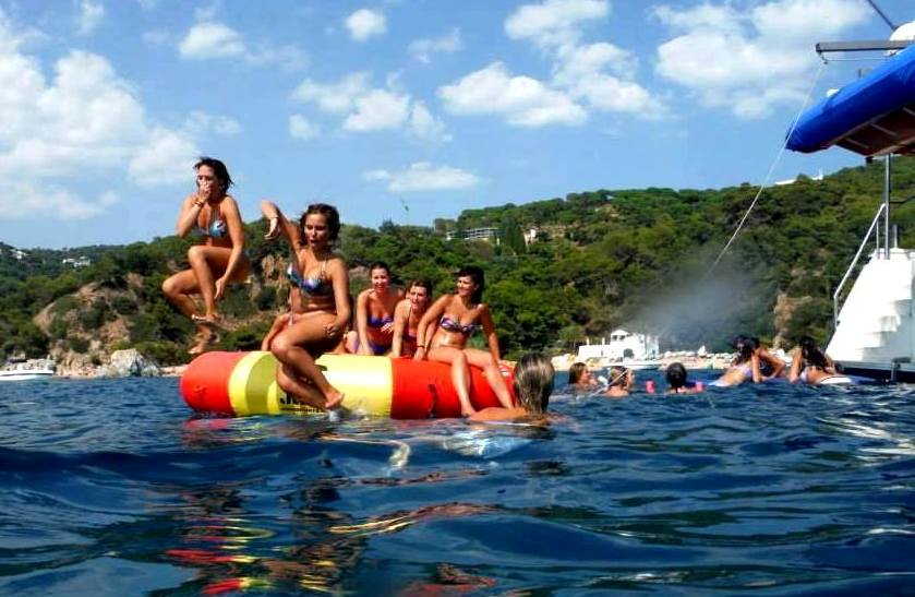 Catamaran para despedidas de soltero / soltera en Barcelona - catamaran-tossa-3.jpg